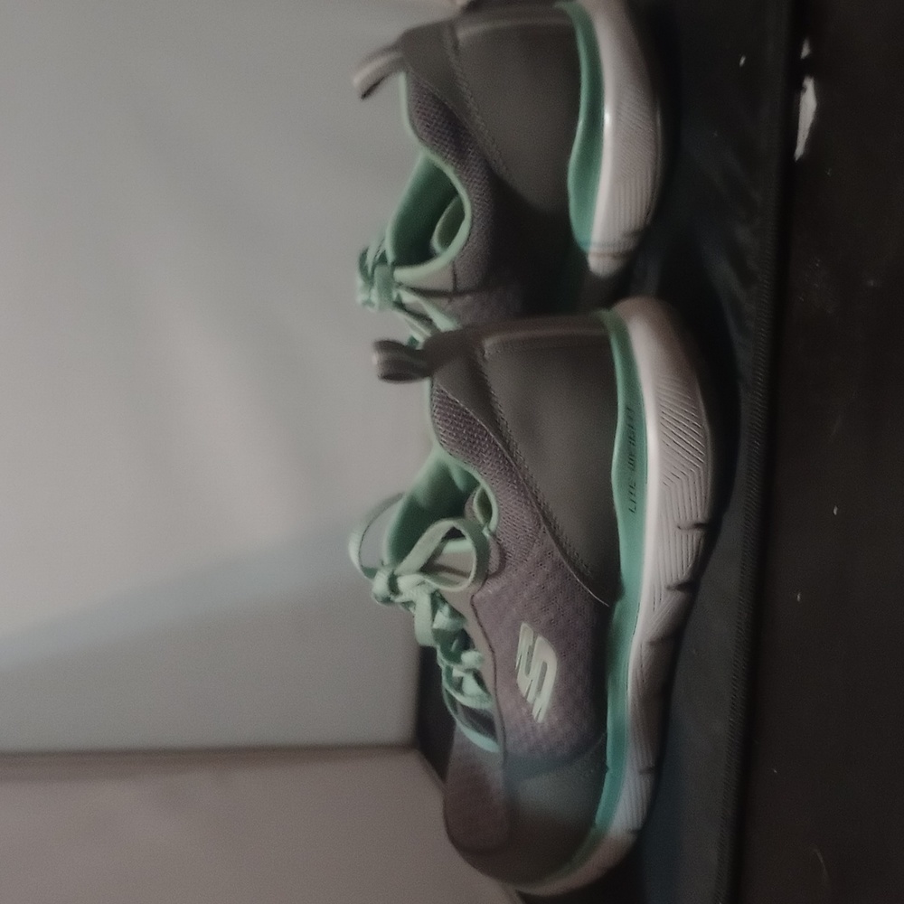 Light weight sketchers women's size 8